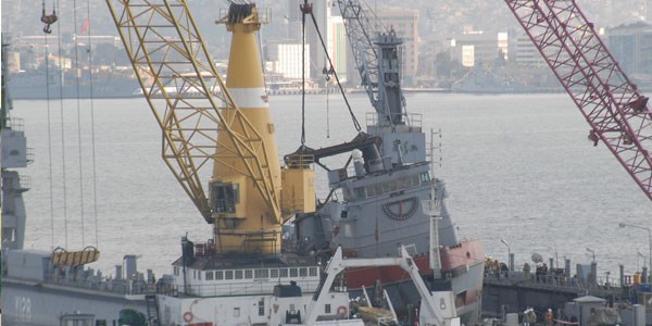 Yan yatan r�mork�r y�zd�r�ld�