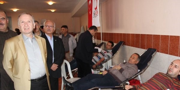 Öğrenci velilerinden Kızılay'a kan bağışı