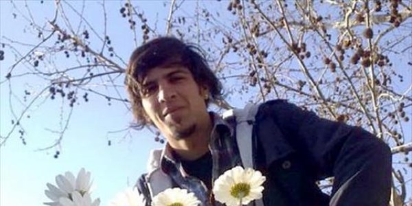 �niversiteli gen� falezlerden d��erek �ld�