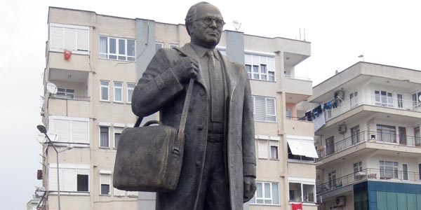 B�y�k�ehir'den U�ur Mumcu heykeli
