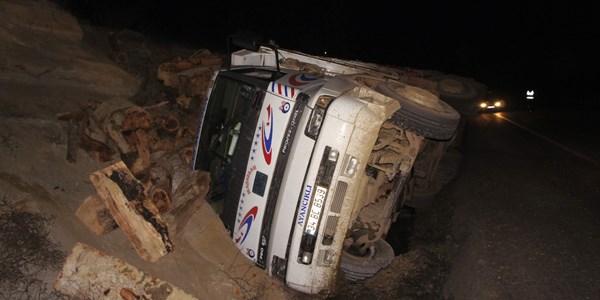 Kamyon �arampole devrildi: 1 yaral�