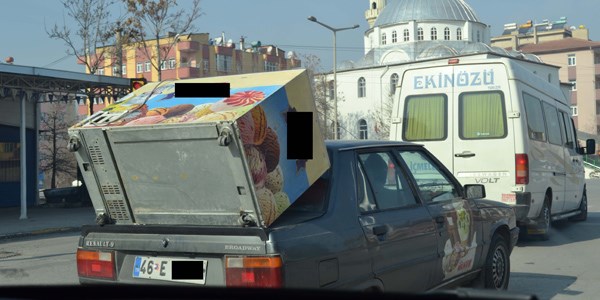 Otomobilin üzerinde derin dondurucu