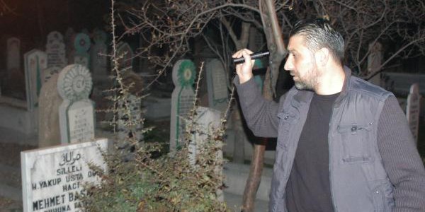 Mezarlık içinde polis kapkaççı kovalamacası