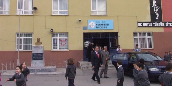 Dört okula hırsız girdi