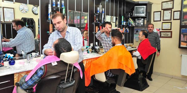 Vali Altıparmak hem ziyaret etti hem traş oldu