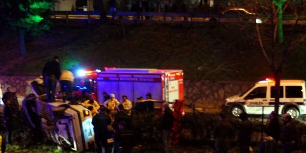 Takla atan araç refüje çıktı