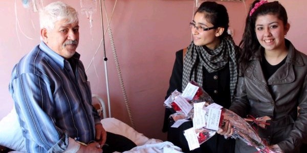 Gen�lerden hastalara moral ziyareti