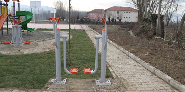 Akyaz Belediyesinden kylere rnek spor alan ve ocuk park