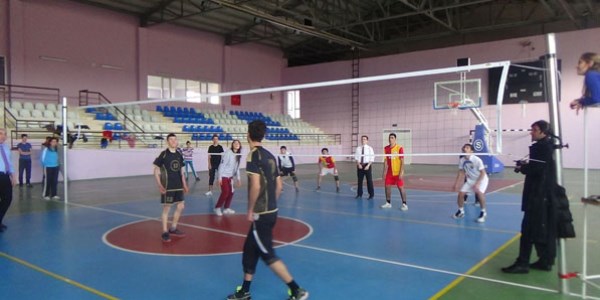Kaymakam, öğrencilerle voleybol oynadı