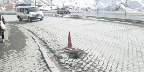 Açıkta bırakılan çukur tehlike saçıyor