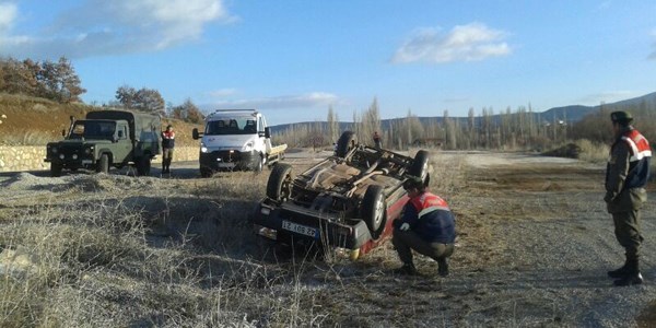 Beyşehir'de otomobil devrildi: 2 yaralı