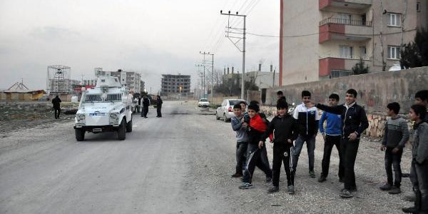 Sınırda buldukları mayını okul yanındaki mazgala attılar
