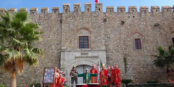 Ku�adas�'n�n simgesi i�ki yasa��na yenildi