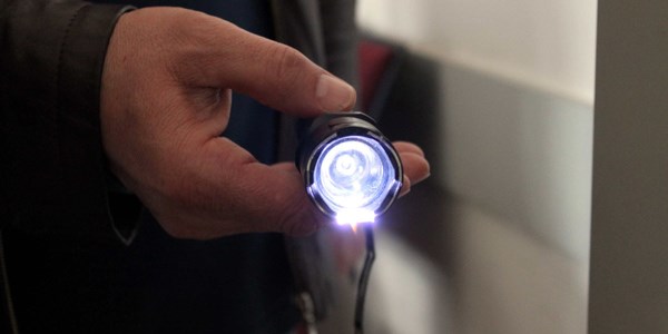 Elektroşokla gasp yaptı