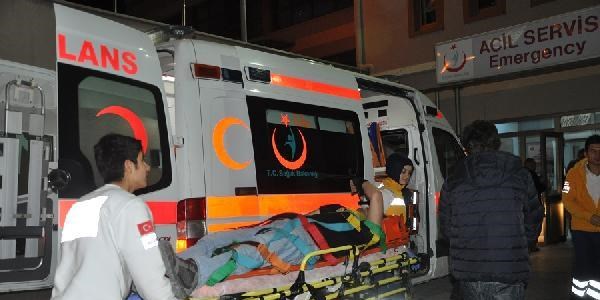 Telefonla konuşurken çukura düştü