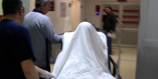 Eşini ve kendisini benzin dökerek yaktı