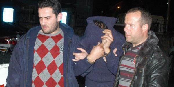 �al�nt� demir y�kl� otomobilin s�r�c� koltu�una iki ki�i oturunca yakaland�lar