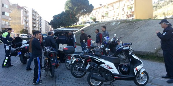 Tescilsiz motosikletler toplan�yor