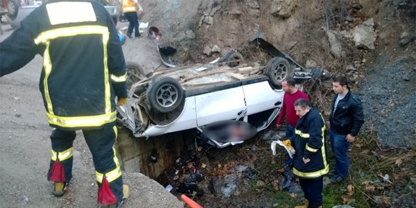 Su kanal�na d��en otomobillerde �l�m kal�m sava��