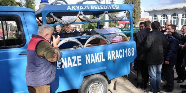 Cenaze muhabirliği yapıyor