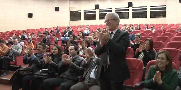 İlkokul öğrencisinin 'Adalet' konulu şiiri ayakta alkışlandı