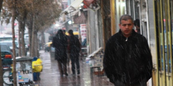 Kar yağışı Vanlıları sevindirdi