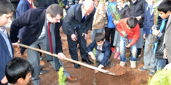 Hilvan'da okul bahçesine 500 fidan dikildi