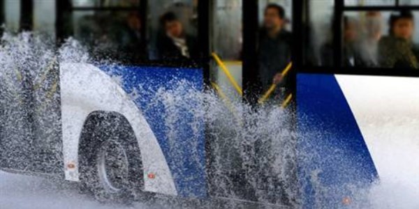 Su s��ratan otob�se ate� a�t�