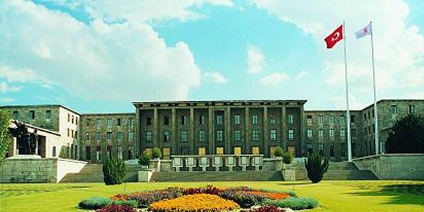 'Komutana Y�ce Divan' komisyondan ge�ti