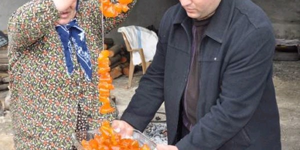 Silifkeli köylü kadınlar turunç kabuklarını reçel yapıyor