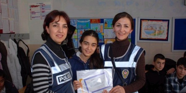 Antalya'da polis karne dağıttı