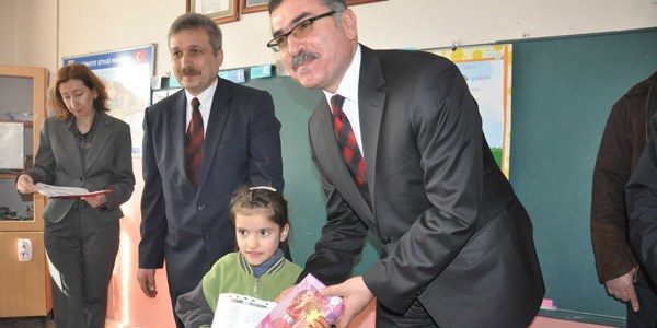 Vali Turhan karne dağıttı