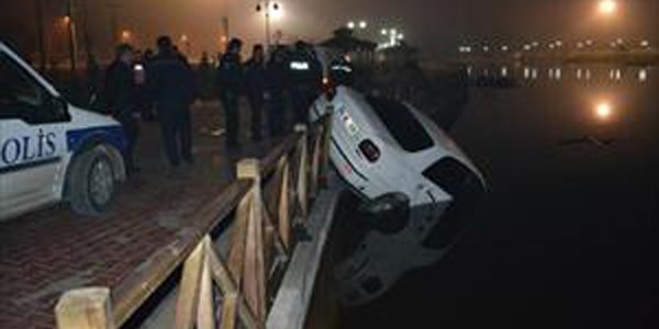 Otomobil su kanal�na d��t�: 2 yaral�