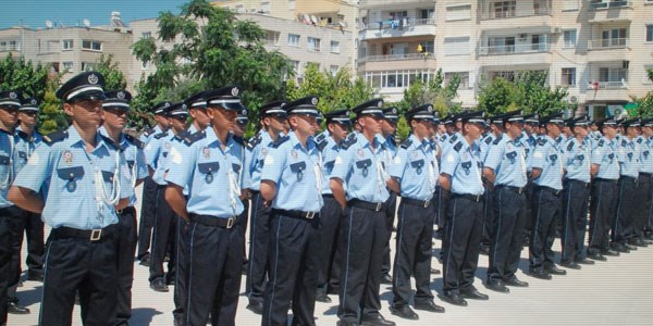 �zmir'de 200 polisin yeri de�i�ti