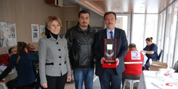 Kızılaydan bağışçılara madalya