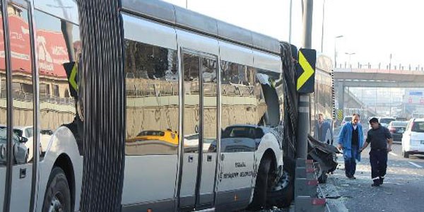 Metrobüs E-5'e daldı!