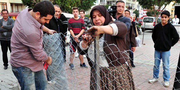 Belediyeye tepki için kaldırımı tel örgüyle kapattılar