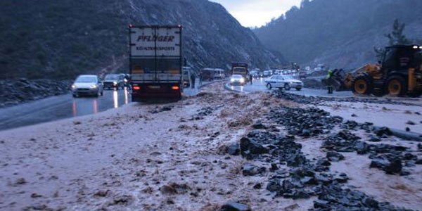 Sel karayolunu ulaşıma kapattı