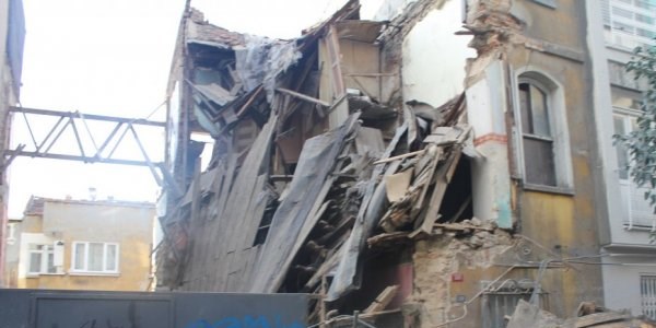 Şişli'de kullanılmayan tarihi bina çöktü