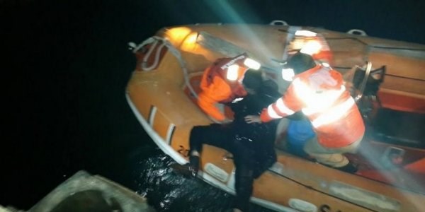 Denize atlayan �ahs� sahil g�venlik kurtard�