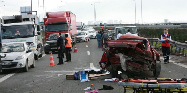Öğretmen trafik kazasında öldü: 2 çocuğu yaralandı/ Video