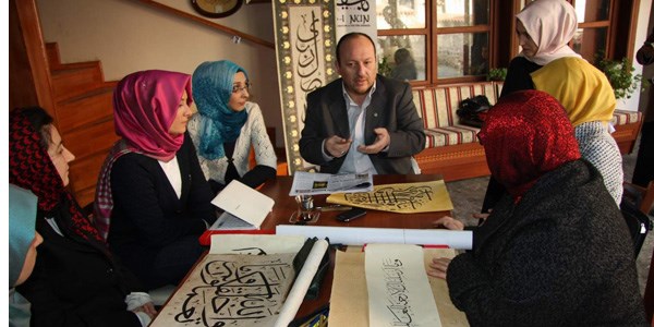 Hanım hattatların eserleri Bursa camilerini süslüyor