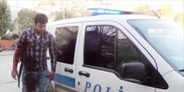Kızkardeşiyle gezen genci bıçakladı