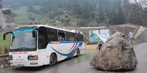 Dağdan yuvarlanan kaya korku saçtı