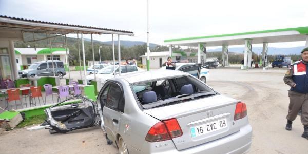 Otomobil benzinliğe daldı: 3 yaralı
