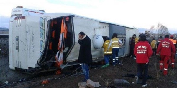 Yolcu otobüsü devrildi: 9 ölü