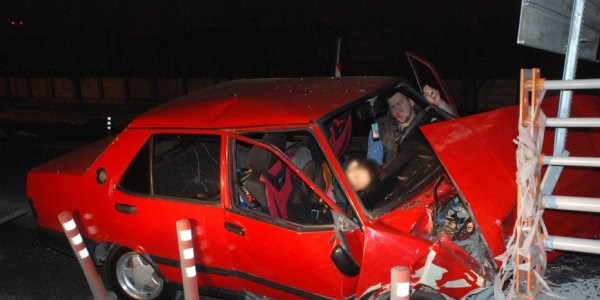 Otomobil bariyerlere �arpt�: 1 �l�