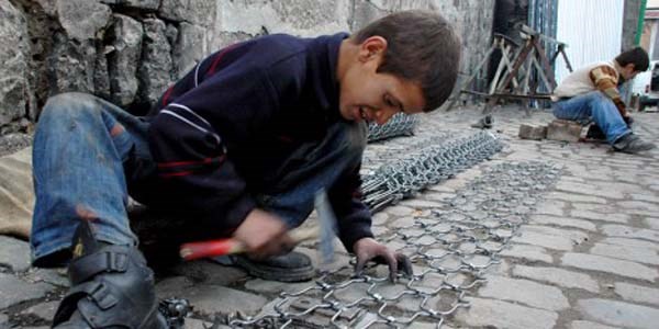 �ocuklar �al��mas�n diye 4 bakanl�k yo�un faaliyette