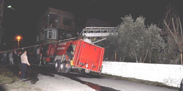 İtfaiye aracı yan yattı, düşen itfaiyeci yaralandı