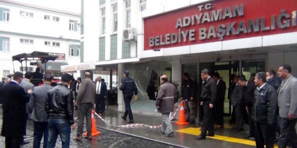 Traktörüyle belediye binasına girmeye kalktı